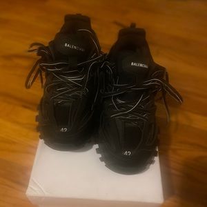 Size 9 men’s Balenciagas sneakers with box